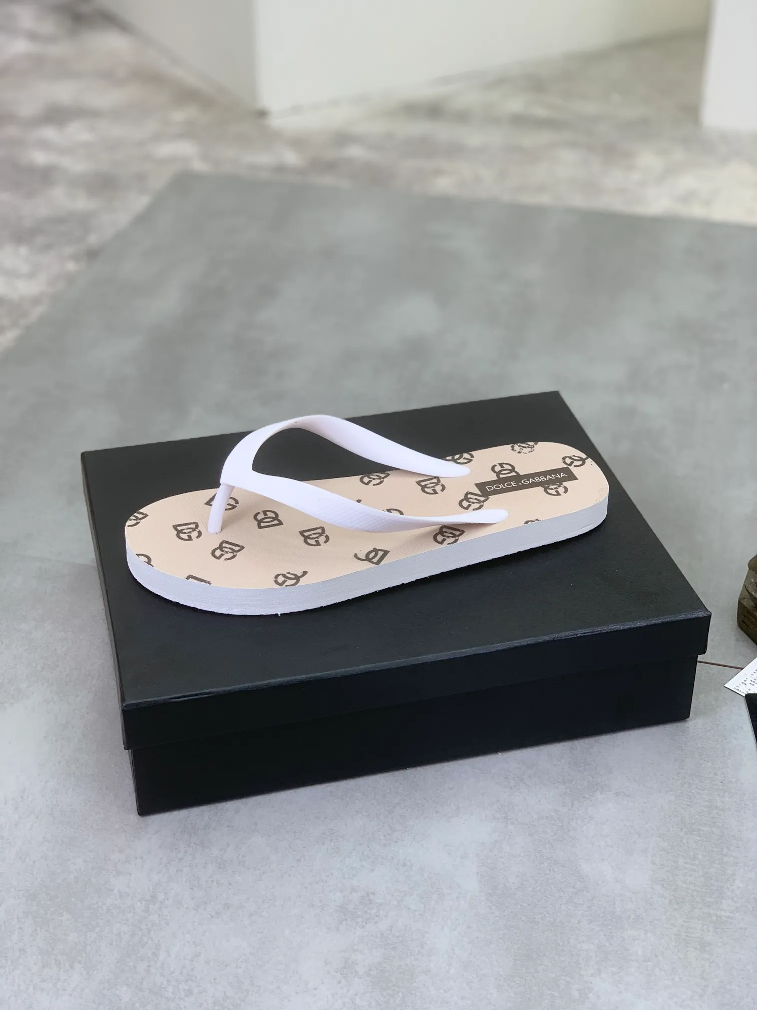 Men's Men's Shoes💰P220💰[New Style]🆘[DG]Official Website Couple🧑‍🤝‍🧑Hot-selling Dolce & Gabbana Men's Flip-Flops are on sale at the counter simultaneously! Original fabric imported from Italy. Original bottom provided by the original factory. Size: Adult 36-45. Children’s size: 30-37. Multiple colors available.